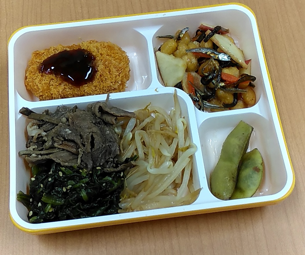 黒大豆の枝豆が盛り付けられた給食のおかずのプレートの写真