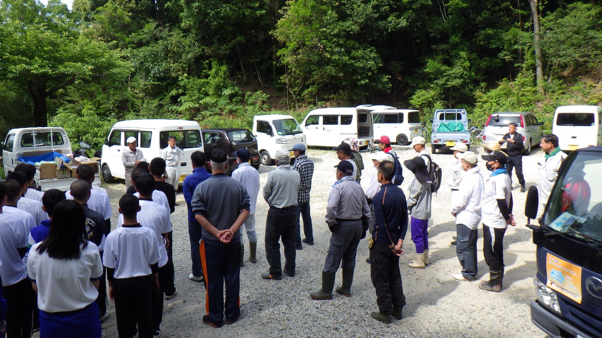 駐車場に集合している清掃作業の参加者たちの写真