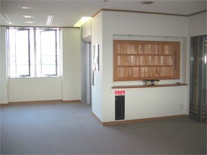 廊下の壁に議員の名前が書いてある掲示板が飾られている写真