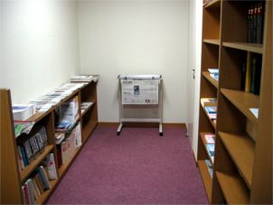 新聞や本棚が並んでいる部屋の写真