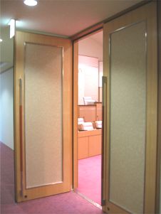 重厚な観音開きの扉の奥に議場が見えている写真