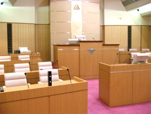議長席と議員席が並んだ議場の写真
