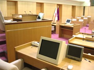 議長席横にある2種類のモニターが置かれた席の写真