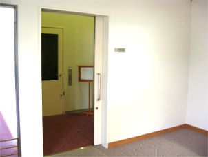 引き戸が開いて部屋の中が見えている写真