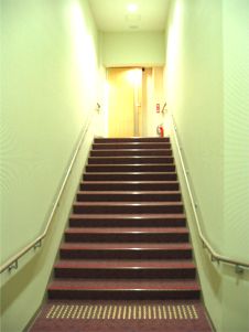 両サイドに手すりが付いた階段の写真