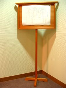 紙が貼られた掲示看板の写真