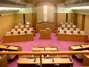 2階席から見下ろした議場の写真