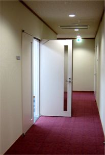 両開きの白いドアが開いている写真