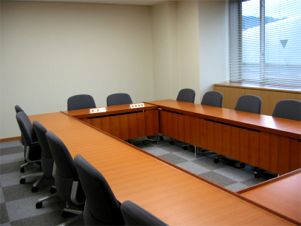 会議用の机や椅子が並んだ部屋の写真