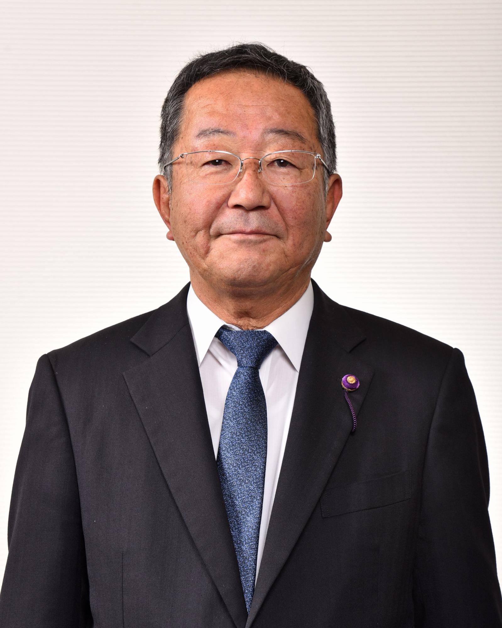 暗い水色をしたネクタイを付けている男性の写真