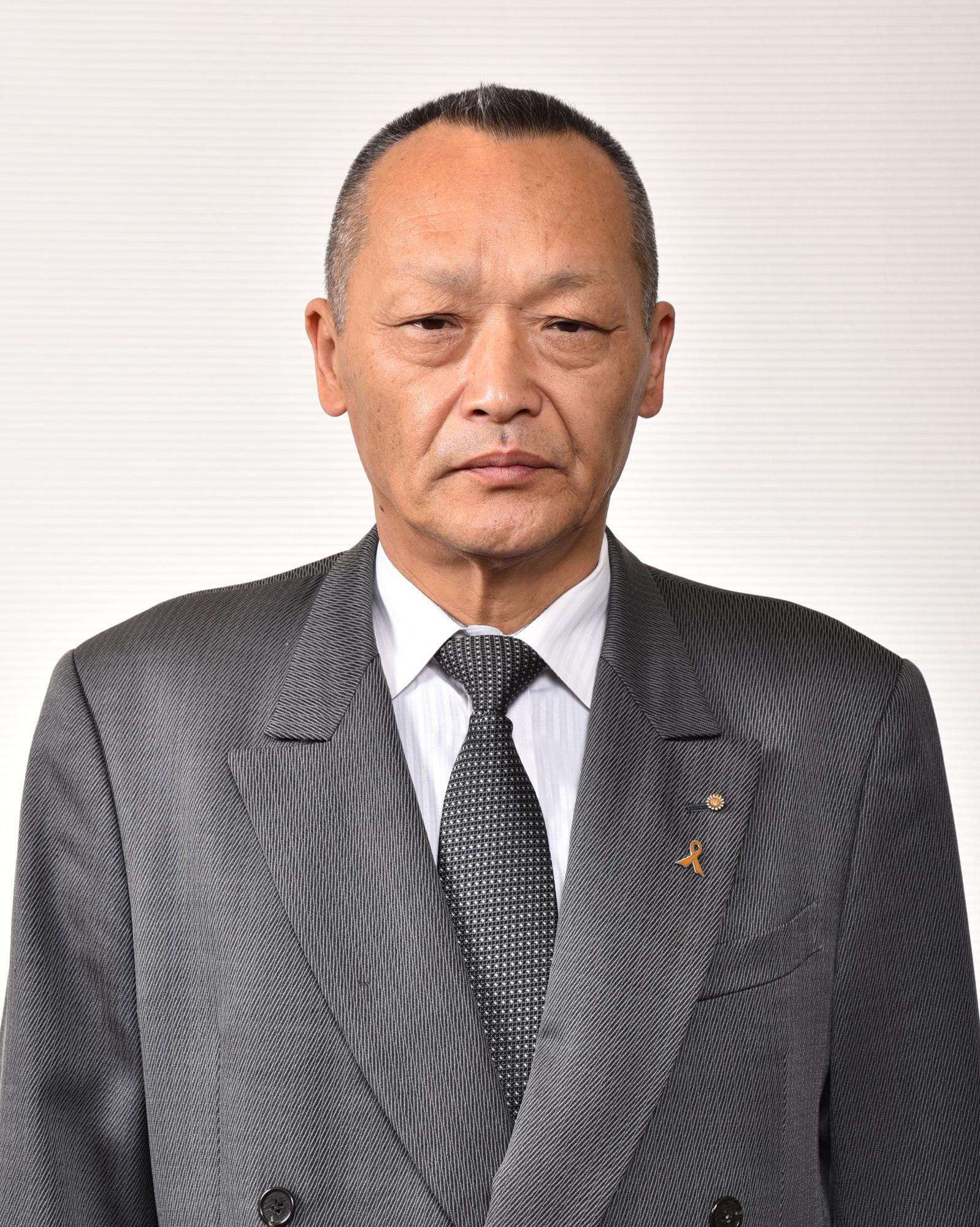 灰色のネクタイを付けている男性の写真