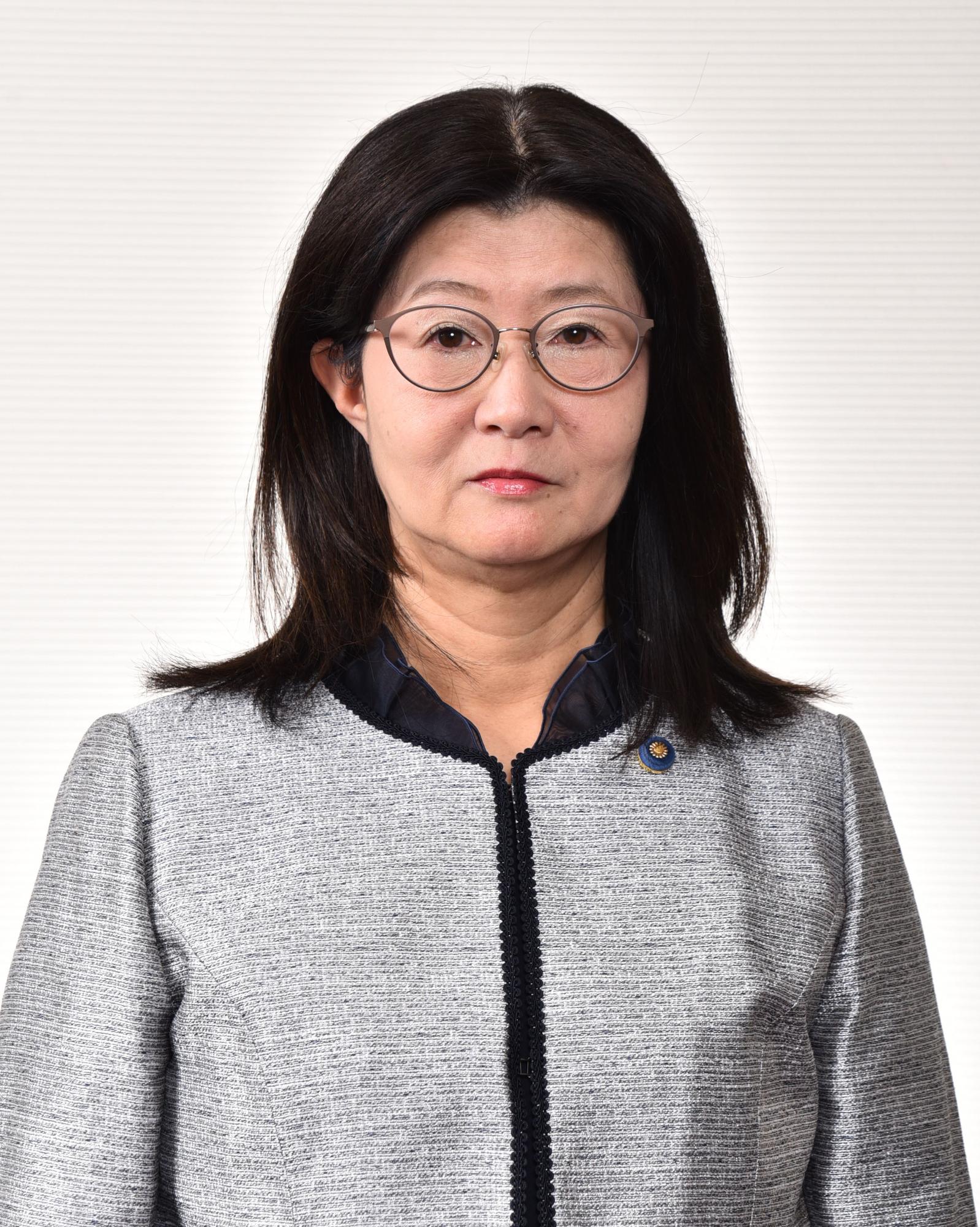 灰色の上着を着た女性の写真