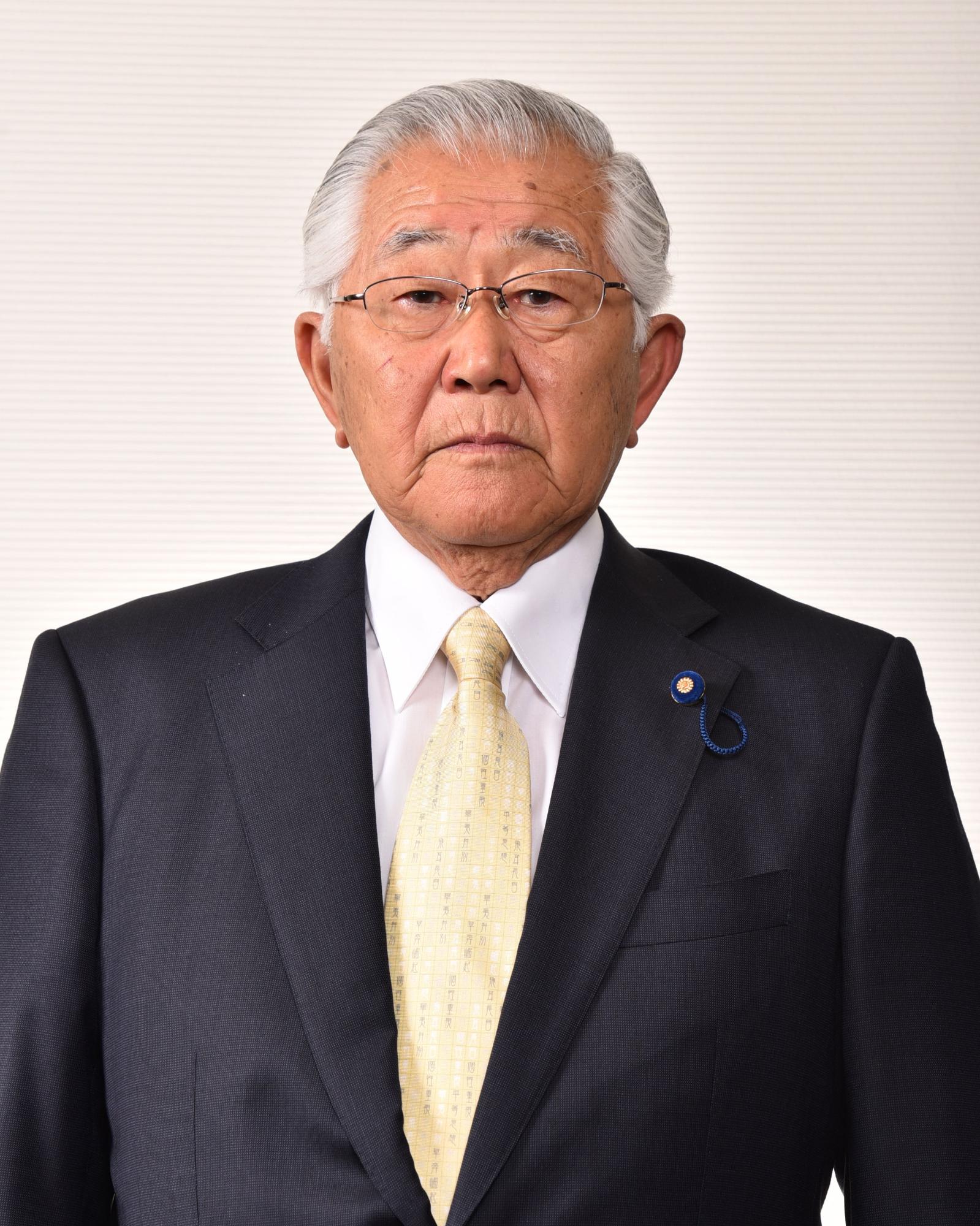 クリーム色のネクタイを付けた男性の写真