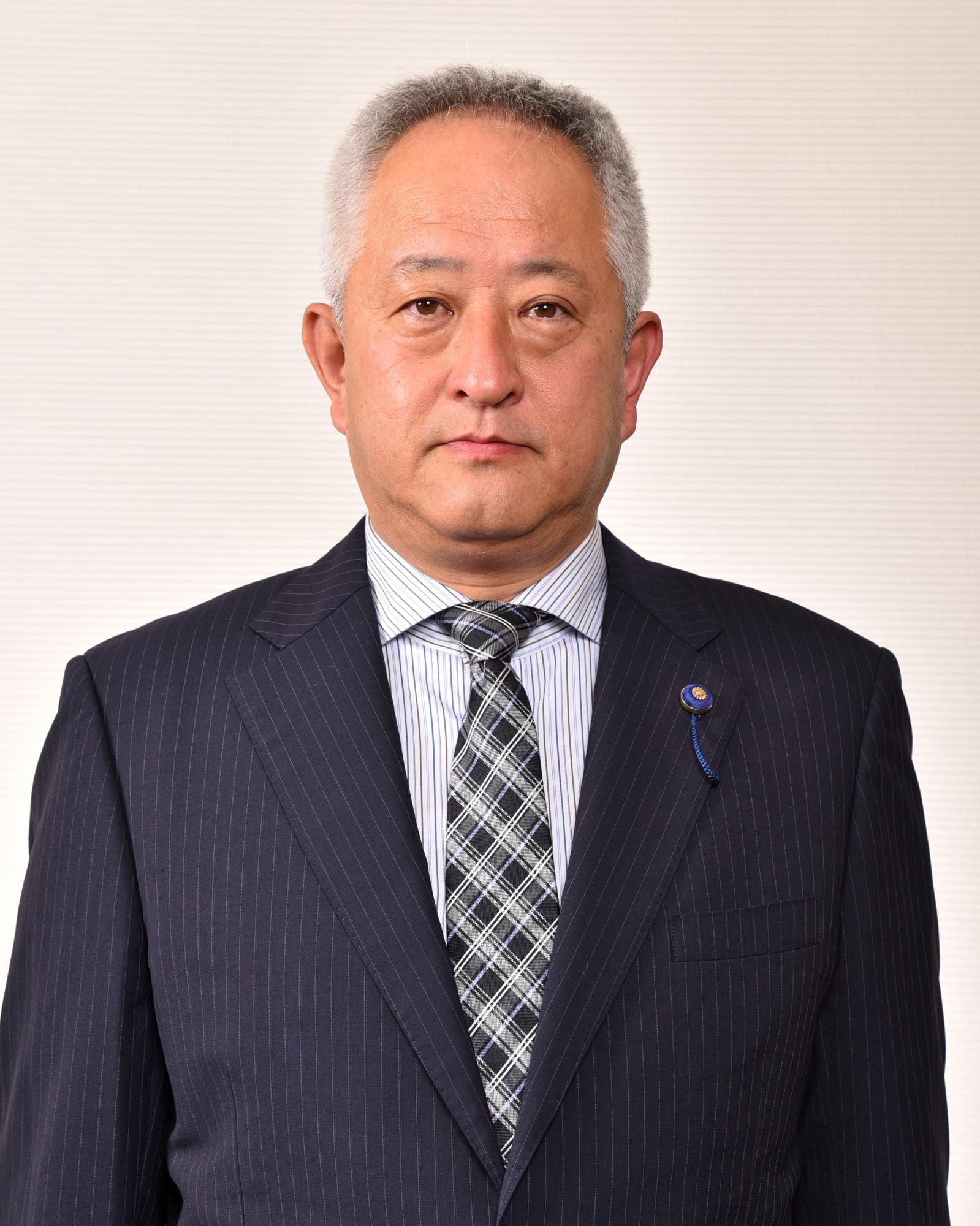 灰色と白色のチェック模様をしたネクタイを付けている男性の写真