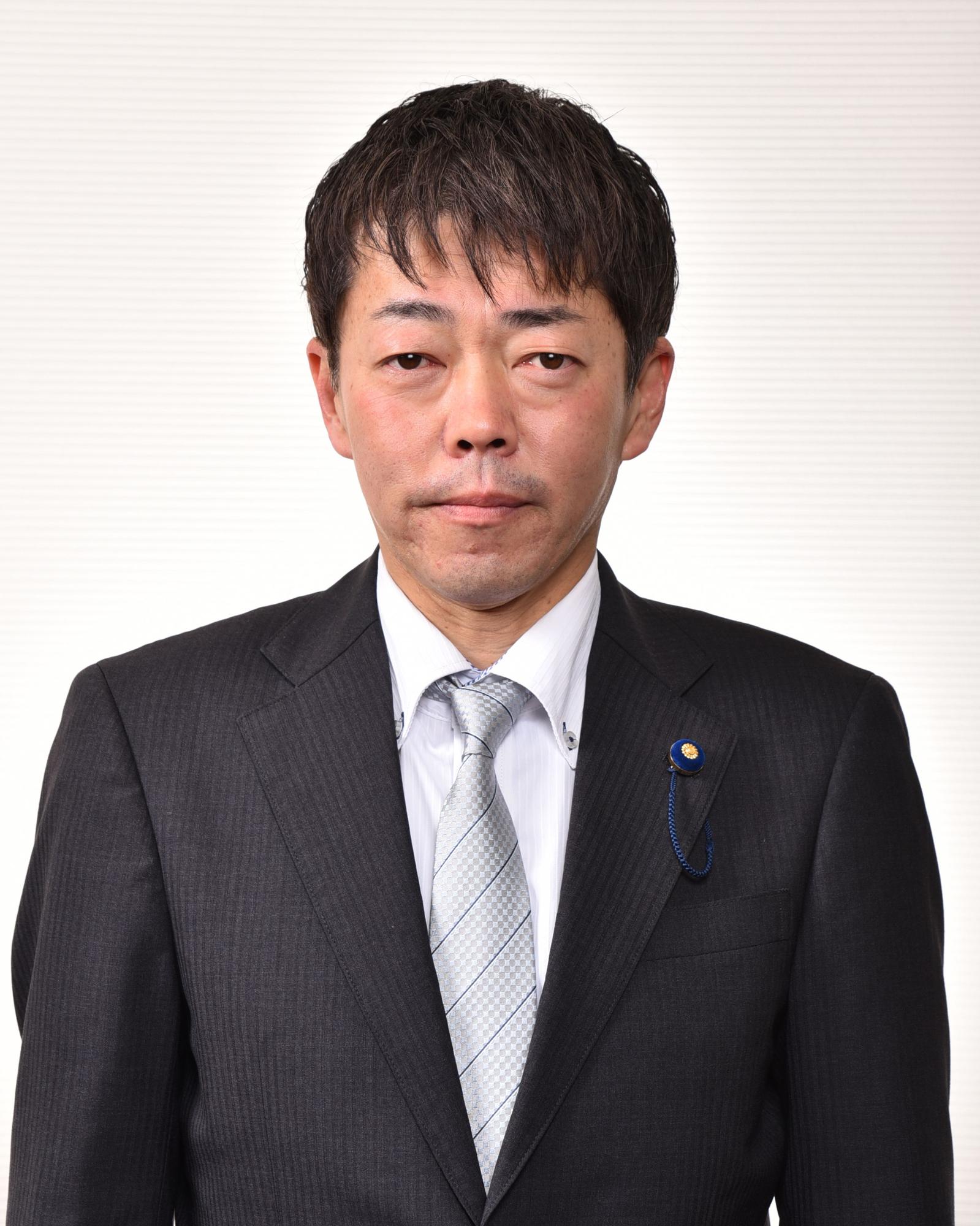 白のネクタイを付けた男性の写真