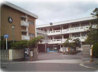 学校の正門から校舎全体を写した外観の写真