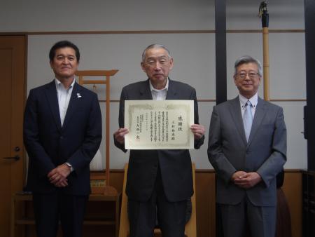 感謝状を持って記念撮影に臨む岡久理事長と成田常務理事と熊野町長の写真