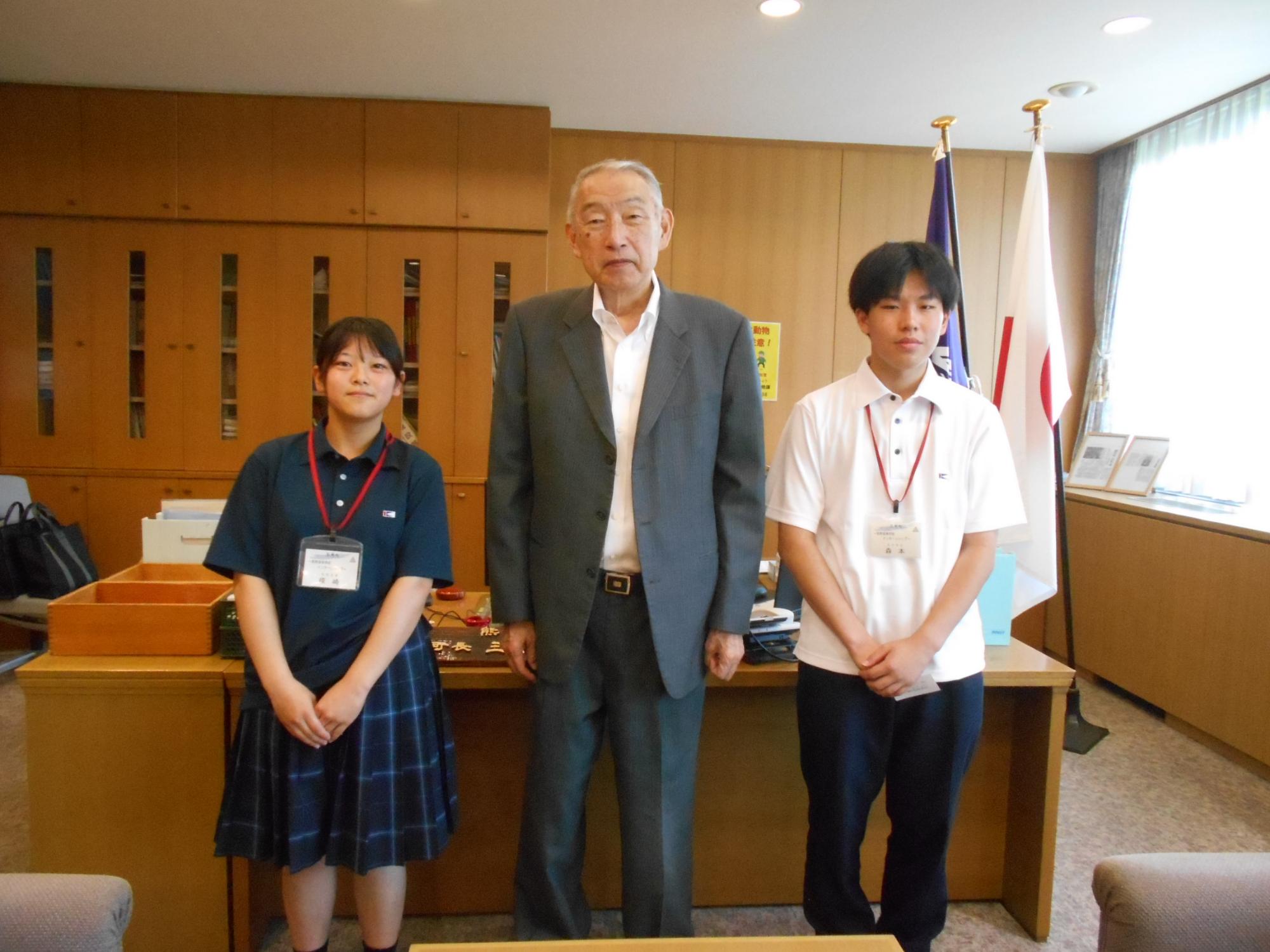 高校生といっしょに記念撮影に臨む熊野町長の写真