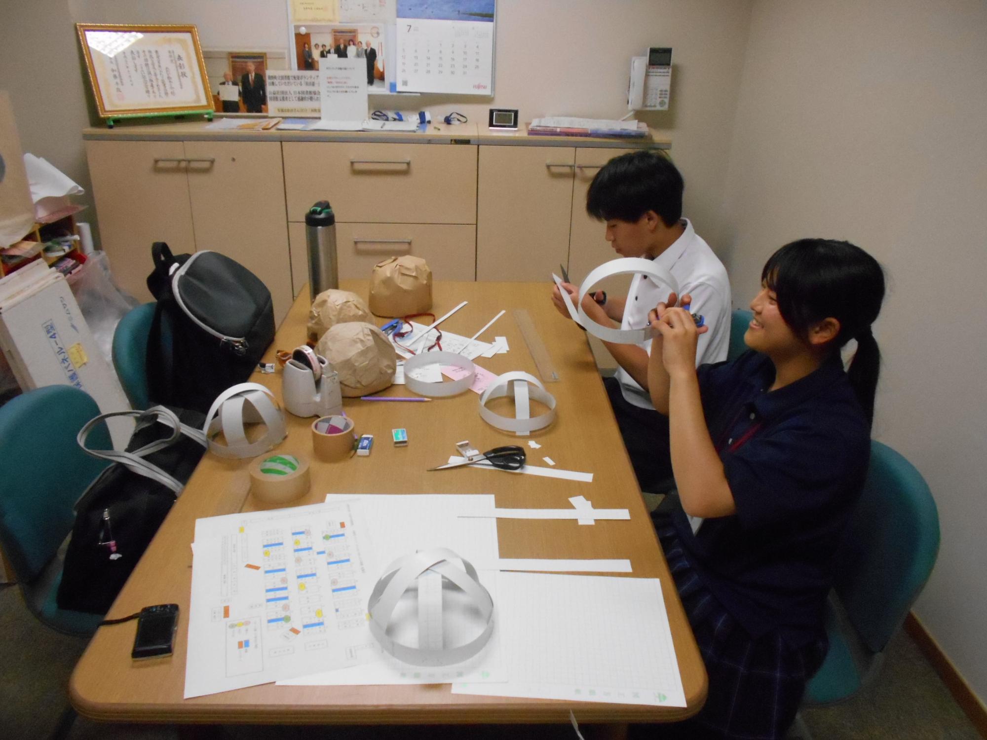 図書館でのイベント準備を体験している高校生の写真