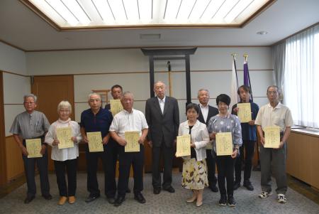 熊野町長といっしょに記念撮影する農業委員の写真