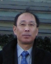 スーツを着た男性が正面を向いて撮影している写真