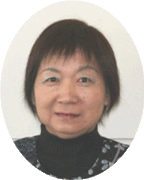 黒い洋服を着た女性が正面を向いている写真