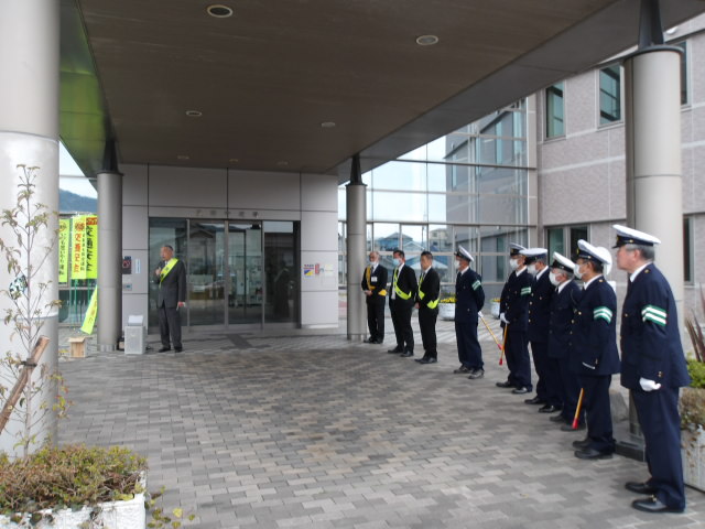 熊野町庁舎入口で並んだ警察官たちと熊野町長の写真