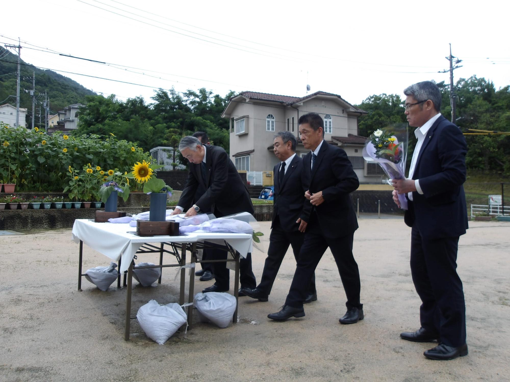 祈念公園での献花式に臨む熊野町長ほか町職員の写真