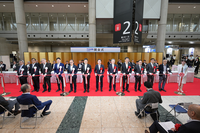 下水道展の開会式でテープカットに臨む来賓の方々の写真