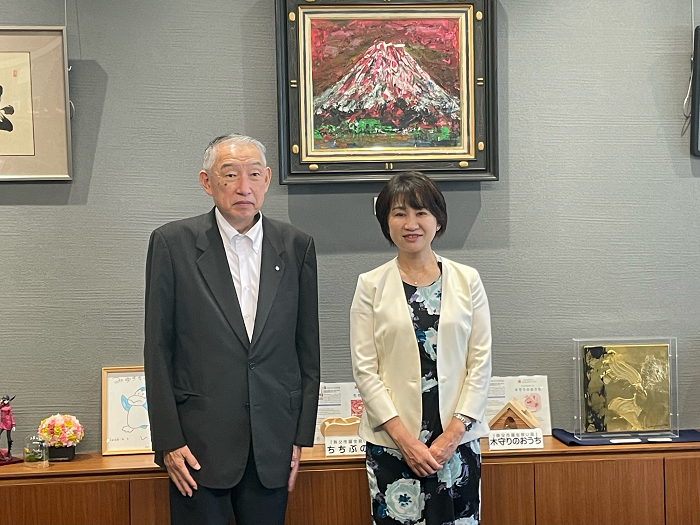 高際みゆき豊島区長と記念撮影に臨む熊野町長の写真