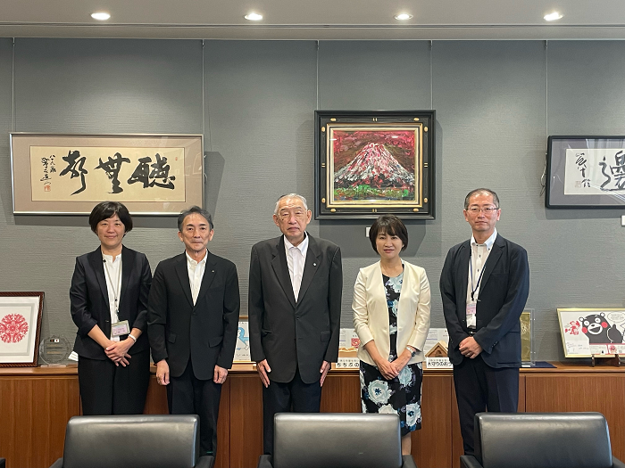 高際みゆき豊島区長や幹部の方々と記念撮影に臨む熊野町長の写真