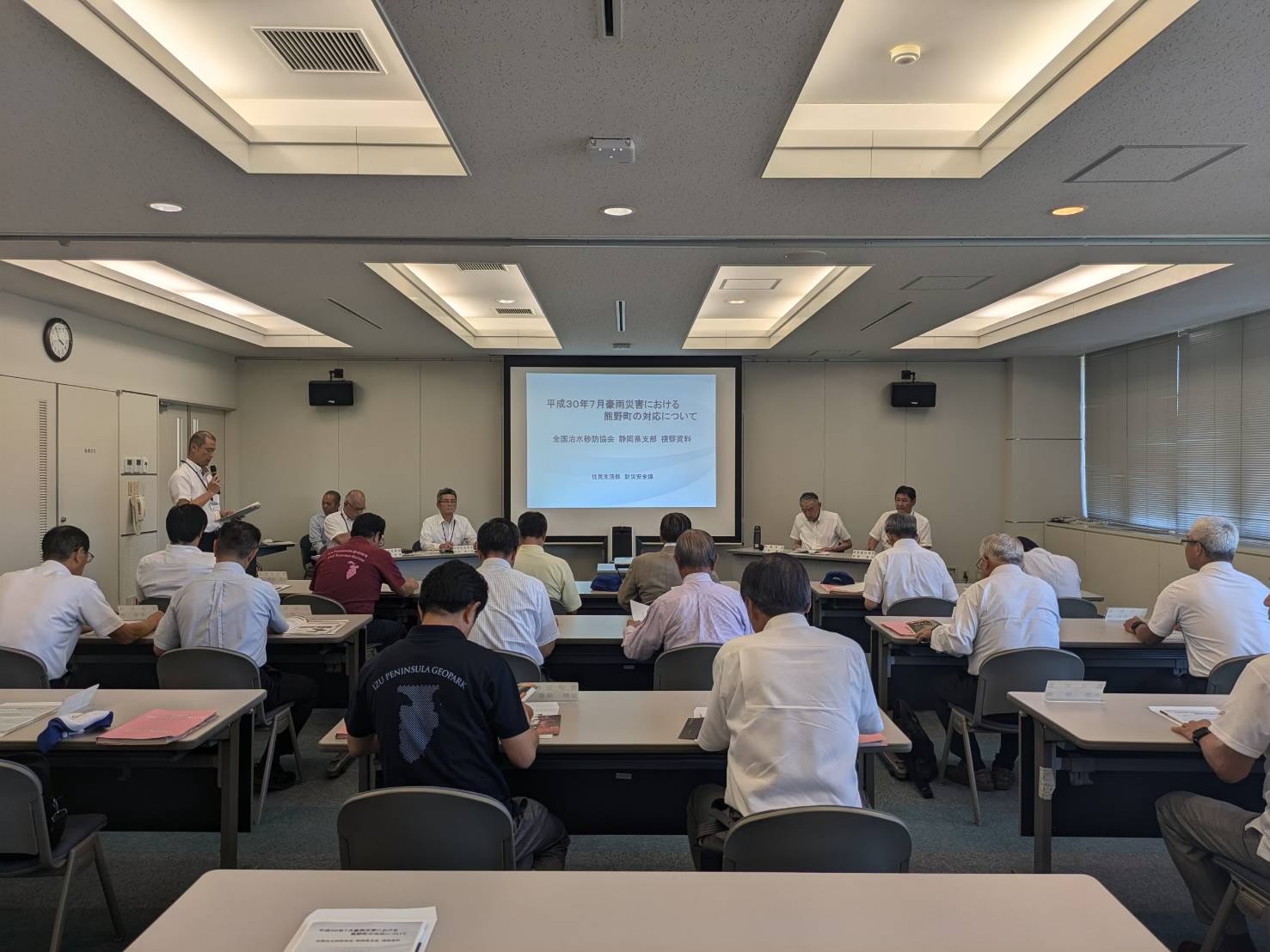 熊野町庁舎での意見交換会に参加する静岡県の市町長と静岡県の職員の方々の写真