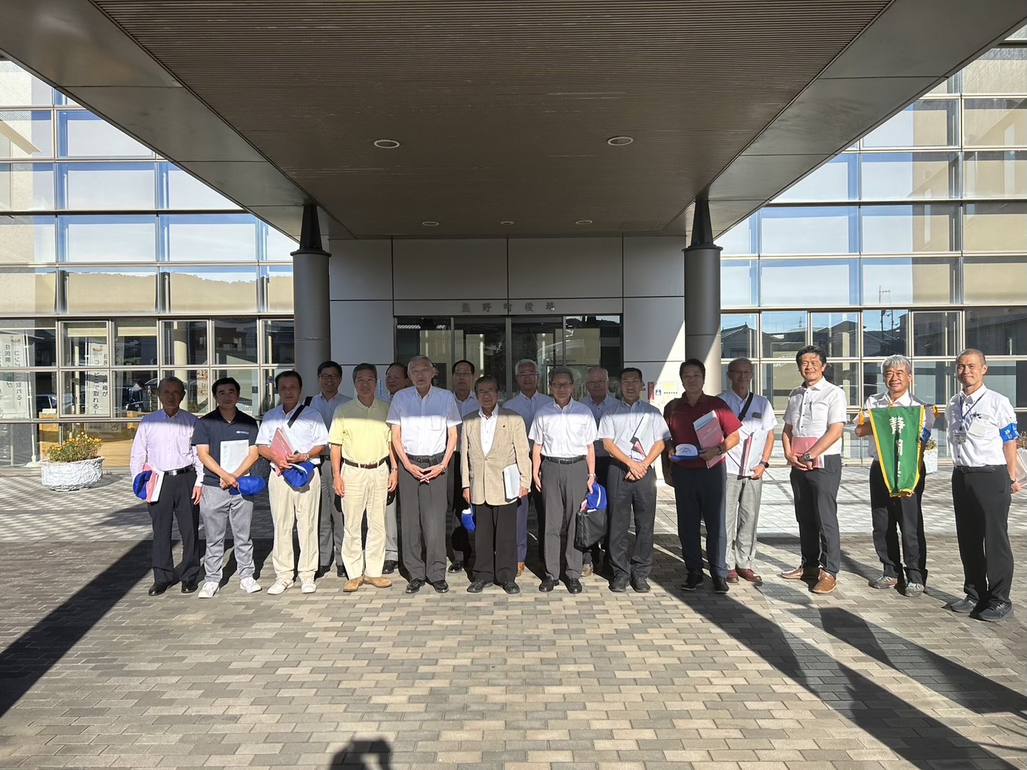 熊野町庁舎の前で記念撮影に臨む職員の方々の写真