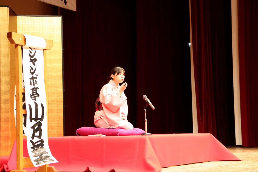 式典の高座で落語を披露するジャンボ亭小乃葉さんの写真