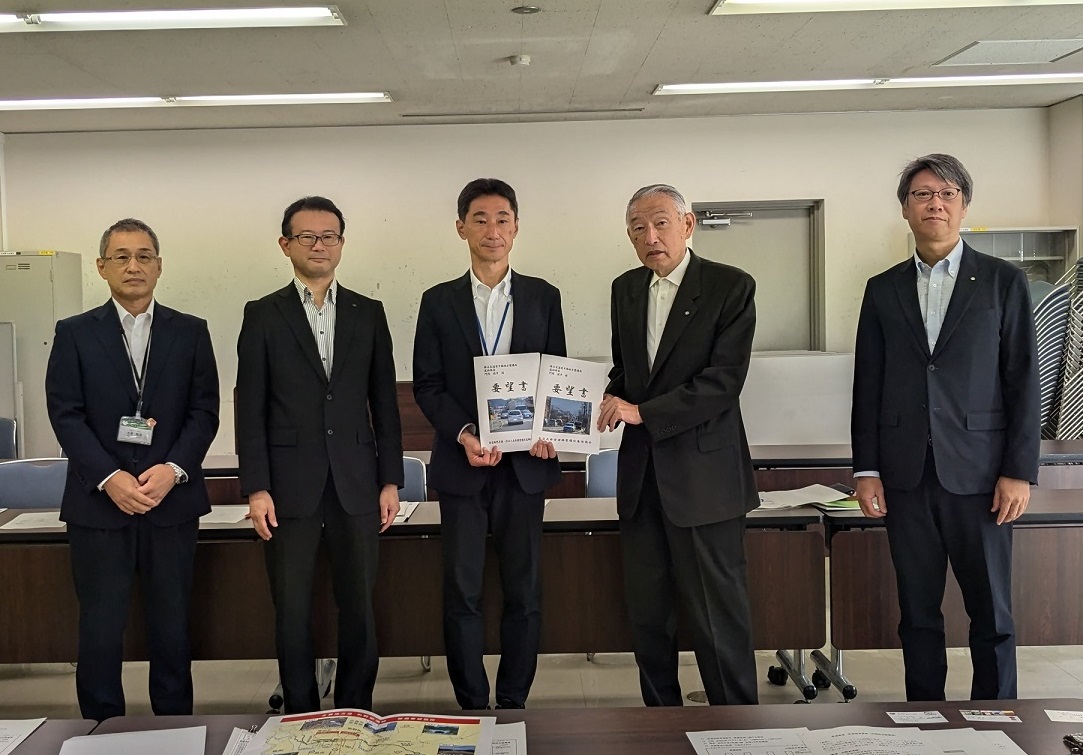 中国地方整備局の門間道路部長へ要望書を手渡す熊野町長の写真