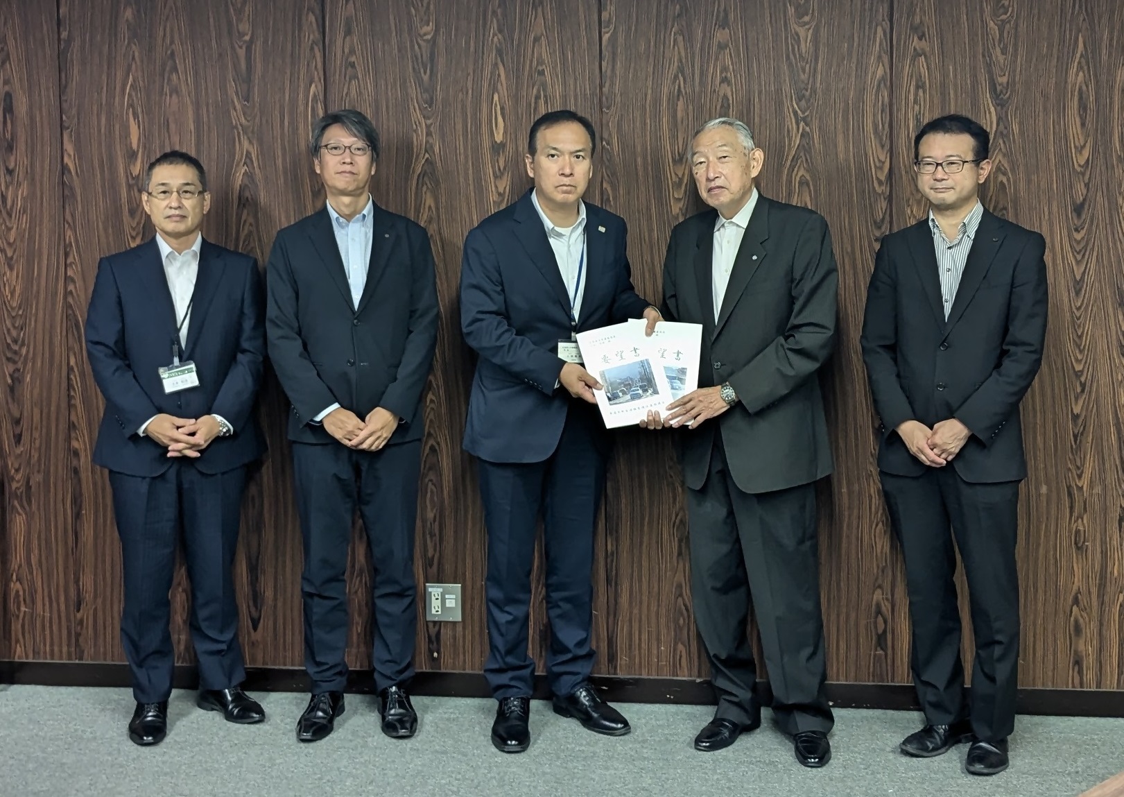 広島県の上田土木建築局長に要望書を手渡す熊野町長の写真