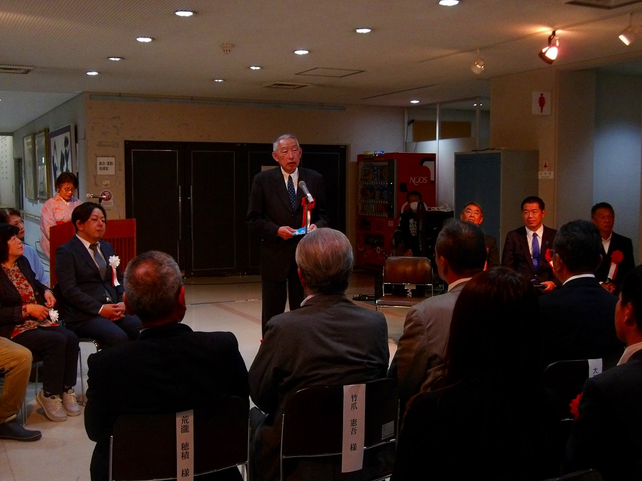 町民文化祭で来場した来賓に挨拶をしている熊野町長の写真