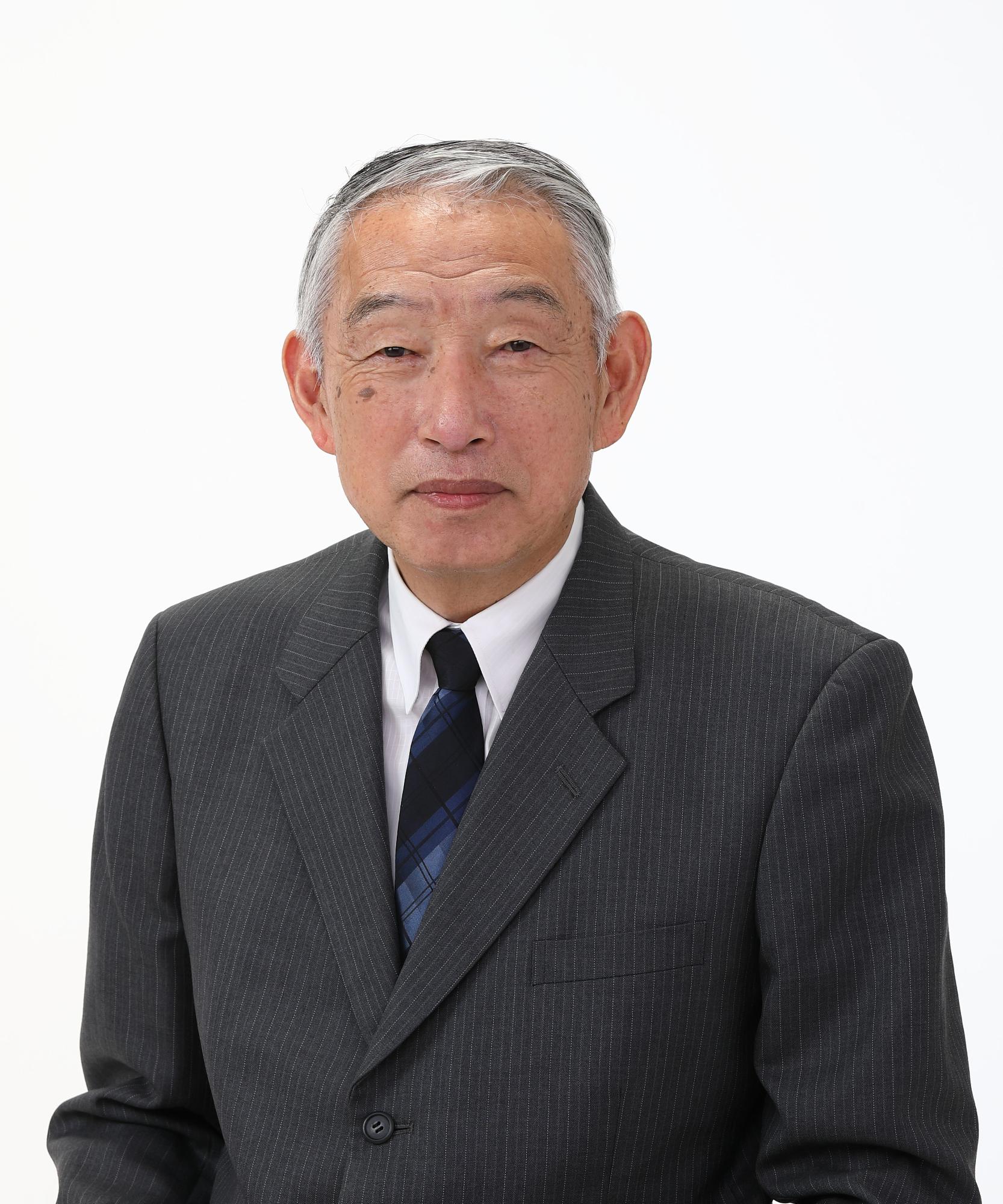 スーツを着た男性が正面を向いている写真