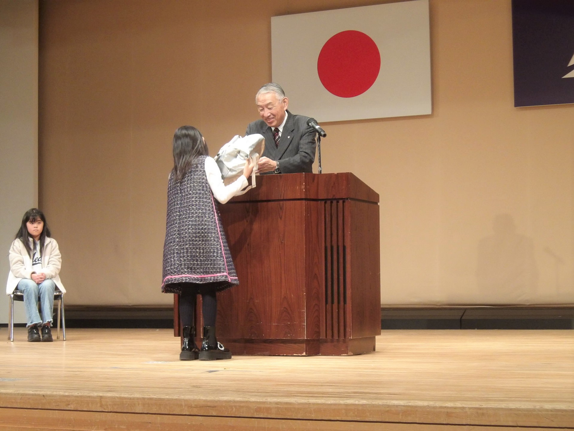 表彰式で熊野町長から記念品を受け取る女の子の写真