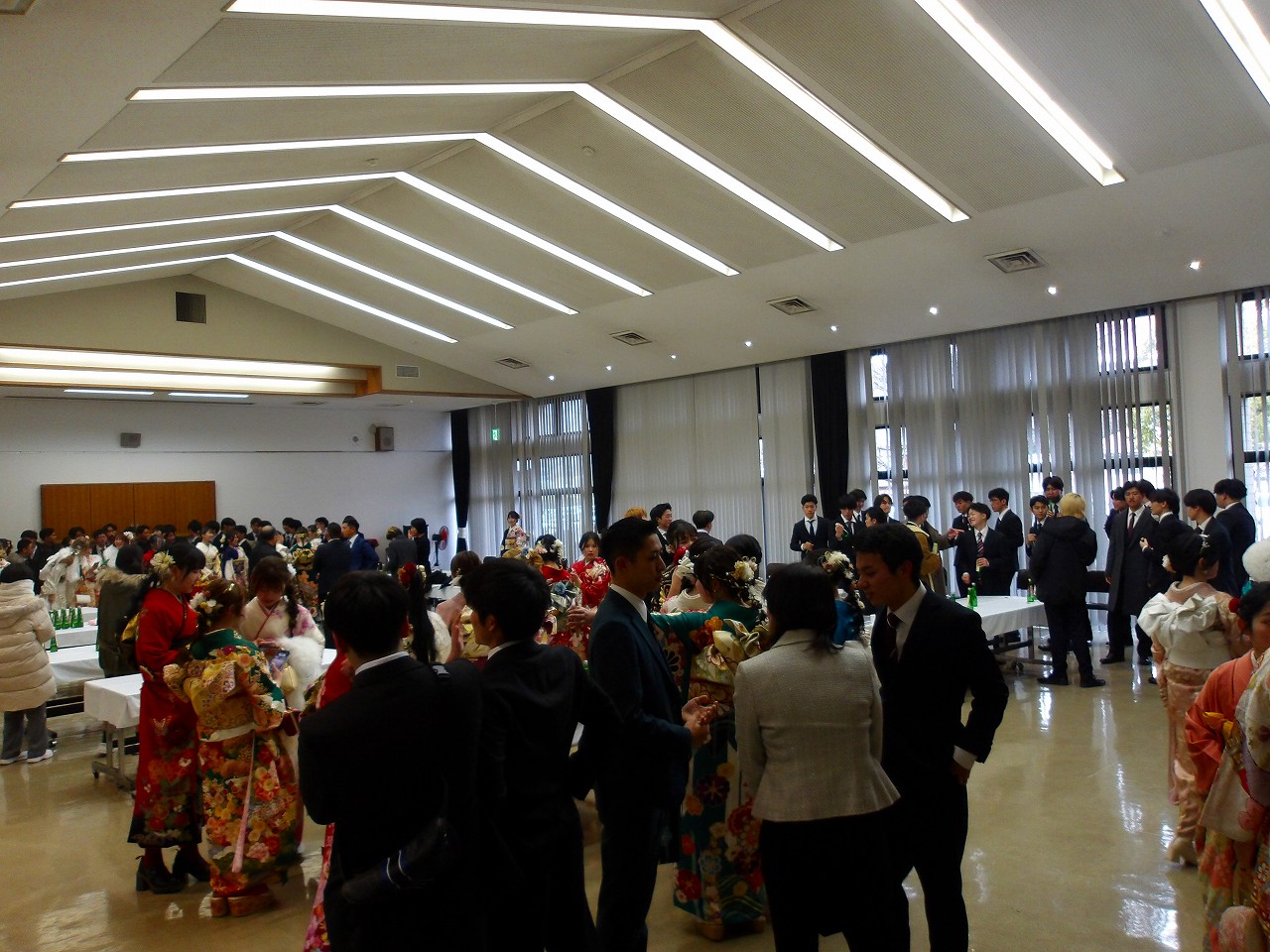 大勢の人たちが集う懇親会の様子を捉えた写真