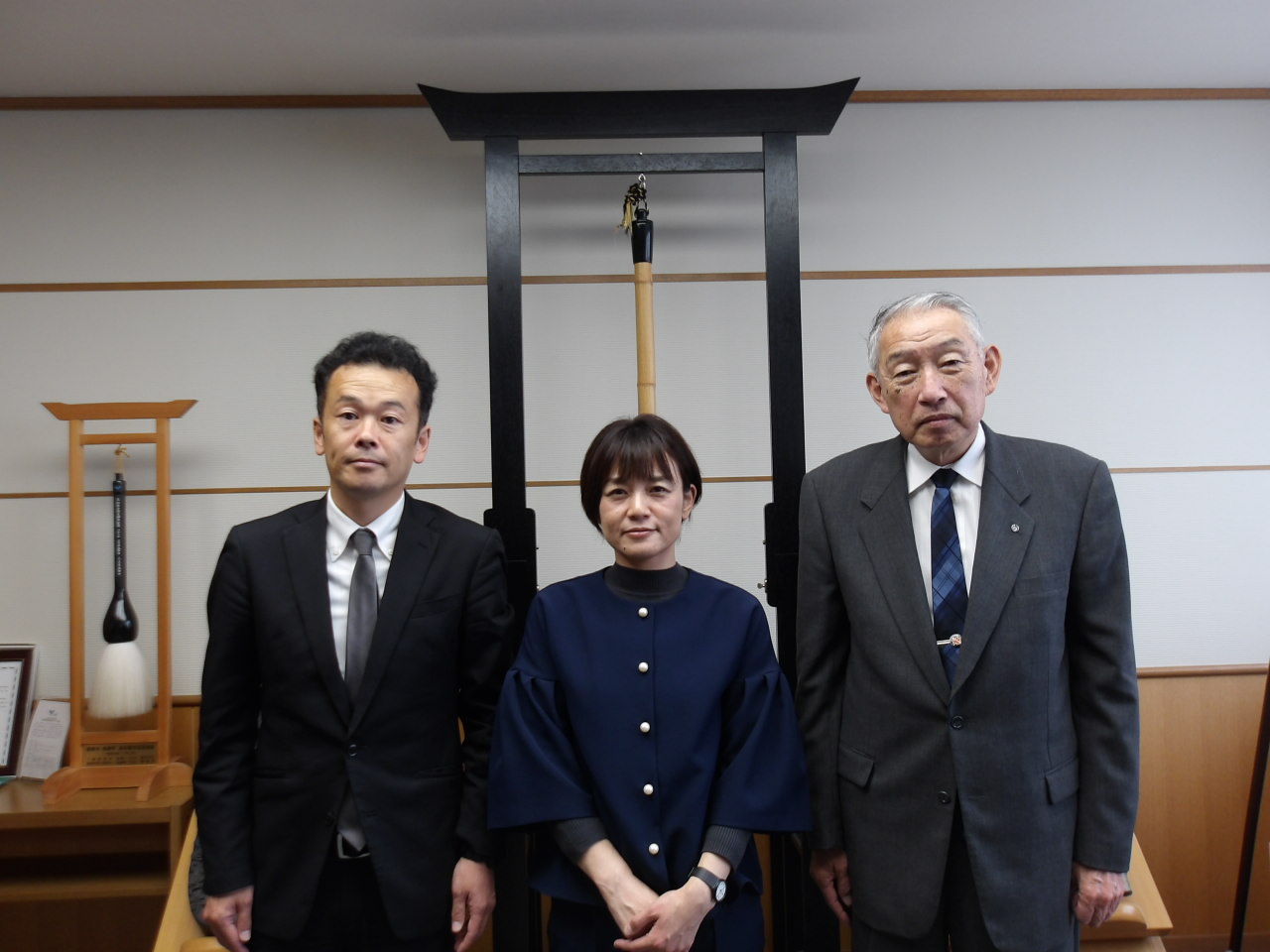 表敬訪問で熊野町長といっしょに写真にうつる河野教諭、行廣教諭の写真