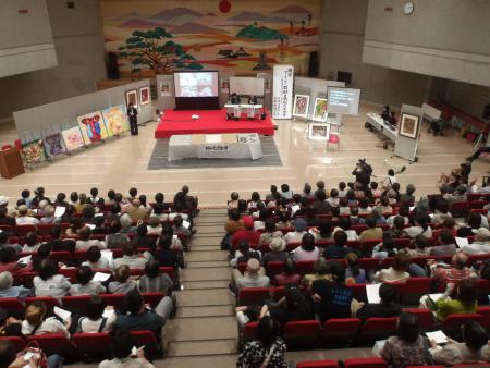 会場に集まったたくさんの観客がうつされたドローイング会場の写真