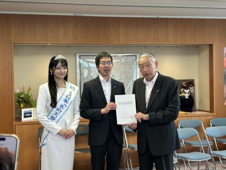 国土交通省の高見政務官、ミス日本「水の天使」の女性との記念撮影に臨む熊野町長の写真