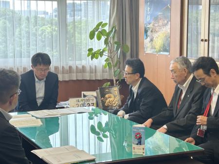 国土交通省の廣瀬技監との会議に参加する熊野町長の写真
