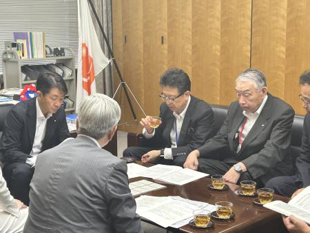 総務省の古川政務官との会議に参加する熊野町長の写真