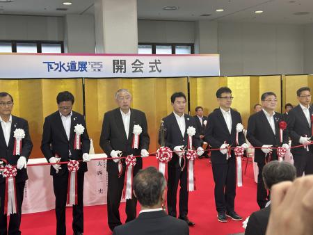 式典の開会式で来賓の方々といっしょにテープカットに参加する熊野町長の写真