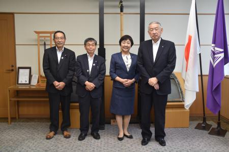 熊野町長といっしょに記念撮影に臨む男性二名と女性一名の写真