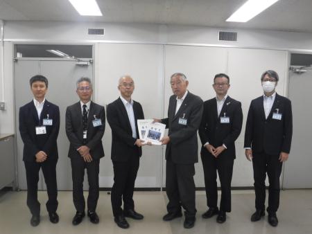 熊野町長から要望書を受け取る中国地方整備局梅林道路調査官の写真