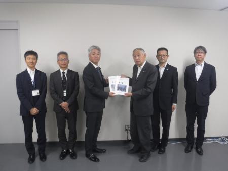 熊野町長から要望書を受け取る広島県藤田土木建築局長の写真