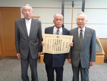 写真左から、町長、上馬場様、東川熊野町民生委員児童委員協議会会長様